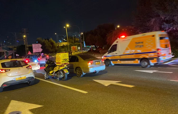 הולך רגל נפגע מרכב בכניסה לבני ברק - מצבו קשה הולך רגל נפגע מרכב בכניסה לבני ברק - מצבו קשה