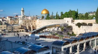 בדרך לא דרך: אלון פז בהנחת תפילין מרגשת בכותל