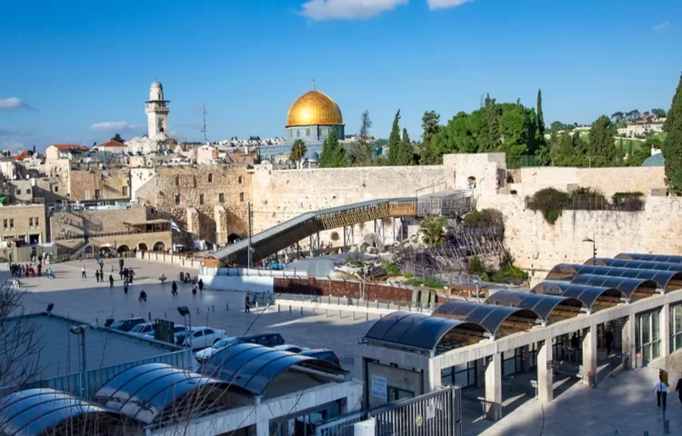 בדרך לא דרך: אלון פז בהנחת תפילין מרגשת בכותל בדרך לא דרך: אלון פז בהנחת תפילין מרגשת בכותל