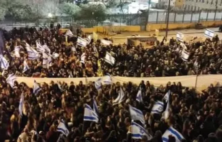 נגד ממשלת הזדון: אלפים השתתפו הערב בהפגנת ענק נגד ממשלת הזדון: אלפים השתתפו הערב בהפגנת ענק