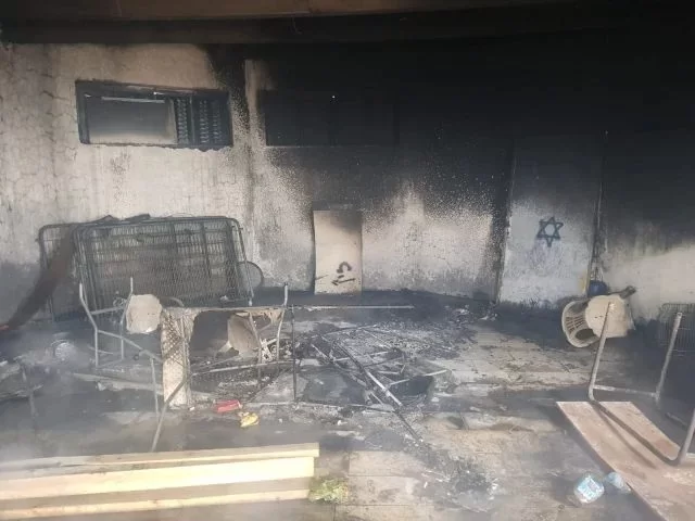 מזעזע: בית כנסת עלה באש בחברון - חשד להצתה מזעזע: בית כנסת עלה באש בחברון - חשד להצתה