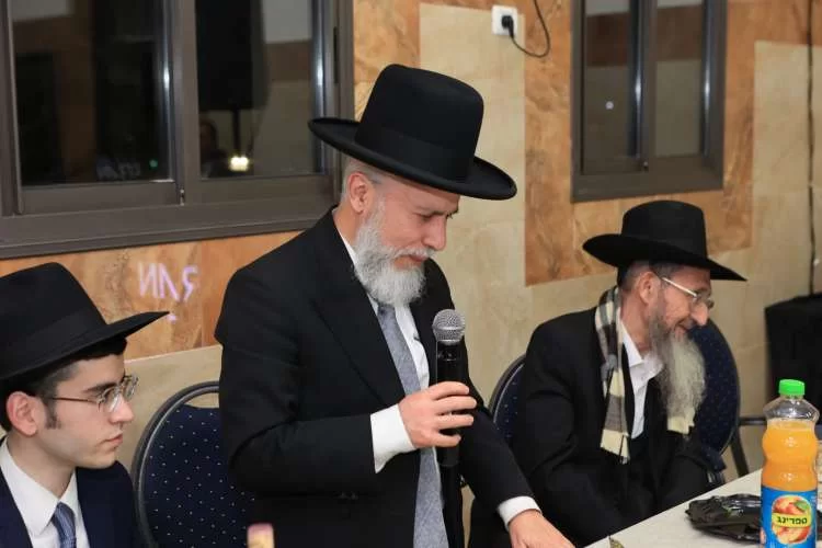 בסימן טוב: הרב זמיר כהן באירוסי בנו בשעה טובה