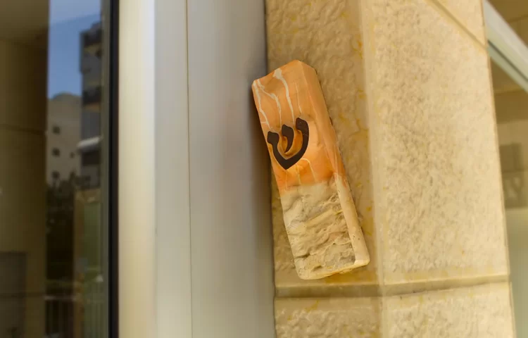 למה כתוב ש על מזוזה? למה יש ש על המזוזה? למה כתוב ש על מזוזה? למה יש ש על המזוזה?