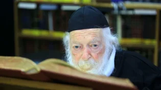 לגדל זקן גם אם זה פוגע בשלום בית? שו"ת עם שר התורה