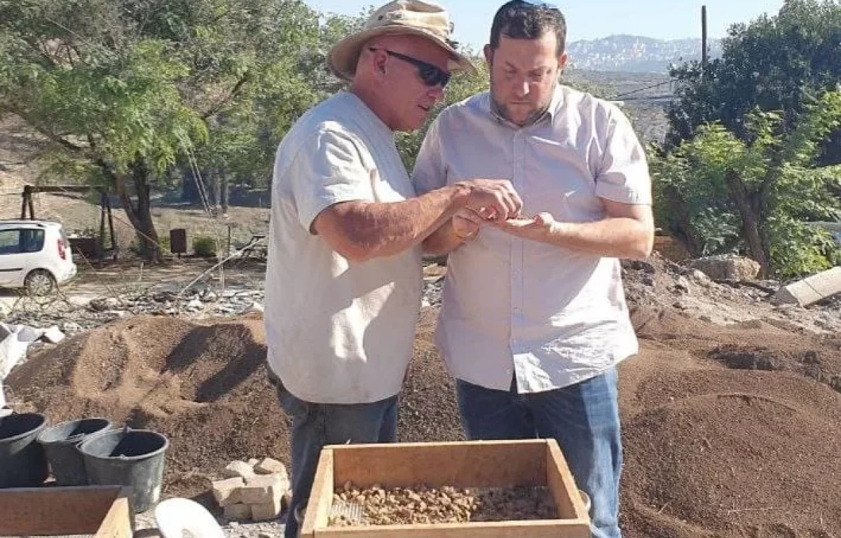 תגלית מרגשת: קמע עברי עתיק התגלה במזבח יהושע בשומרון 