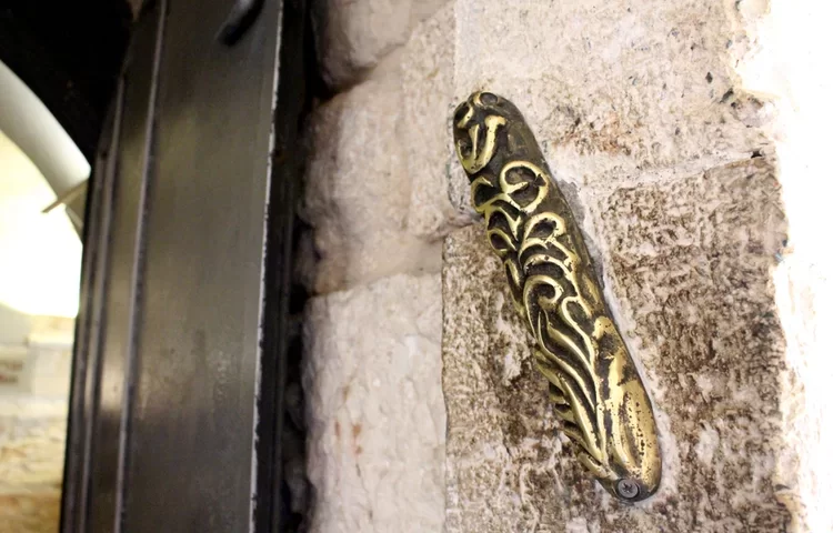 קביעת מזוזה בלילה: האם מותר לקבוע מזוזה בלילה קביעת מזוזה בלילה: האם מותר לקבוע מזוזה בלילה