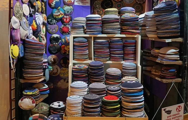 האם מותר לברך בלי כיפה? האם מותר לברך בלי כיפה?