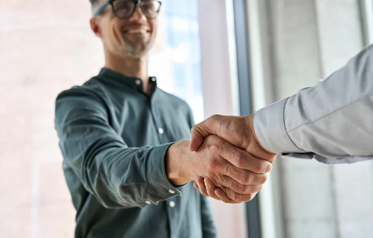 האם מותר לברך גוי? האם מותר לברך גוי?