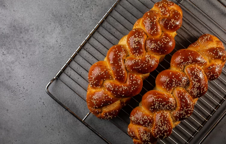 האם מותר לברך על חלה מתוקה? מותר לעשות המוציא על חלה מתוקה? האם מותר לברך על חלה מתוקה? מותר לעשות המוציא על חלה מתוקה?