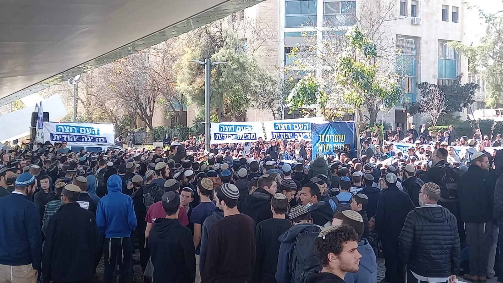 אלפים בירושלים צועדים נגד גזירות הממשלה עם הרבנים הראשיים