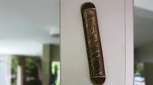 האם מותר לישון בבית ללא מזוזה באופן זמני?