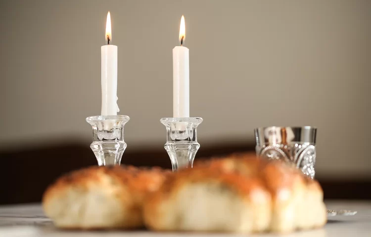 כמה זמן לפני כניסת שבת מותר להדליק נרות? כמה זמן לפני כניסת שבת מותר להדליק נרות?