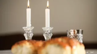 כמה זמן לפני כניסת השבת מותר להדליק נרות?