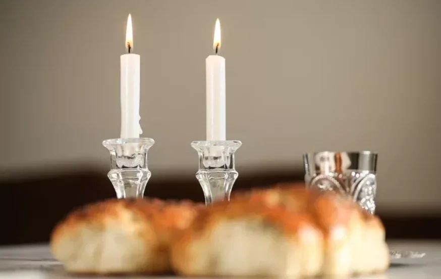 כמה זמן לפני כניסת שבת מותר להדליק נרות? כמה זמן לפני כניסת שבת מותר להדליק נרות?