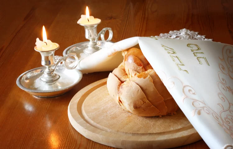 כמה זמן אחרי כניסת שבת מותר להדליק נרות? כמה זמן אחרי כניסת שבת מותר להדליק נרות?