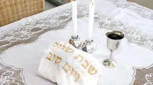 האם מותר להדליק נרות לפני כניסת השבת?