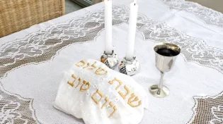 האם מותר להדליק נרות לפני כניסת השבת?