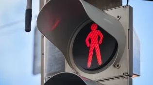 חשבתם לרגע? האם מותר לחצות כביש באור אדום? שו"ת עם שר התורה