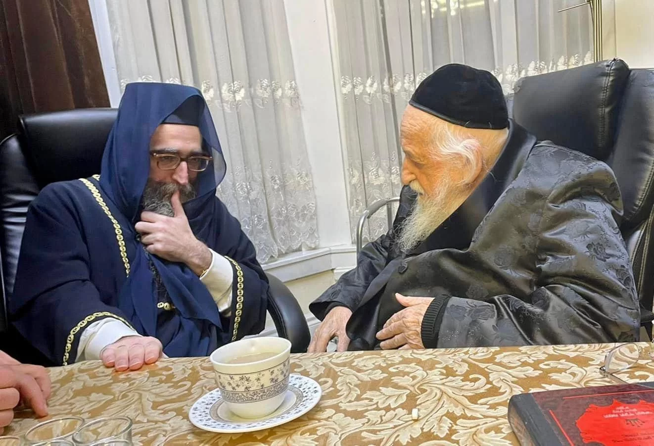 מסע חיזוק בלונדון: רבי יאשיהו פינטו נפגש עם זקן ראשי הישיבות