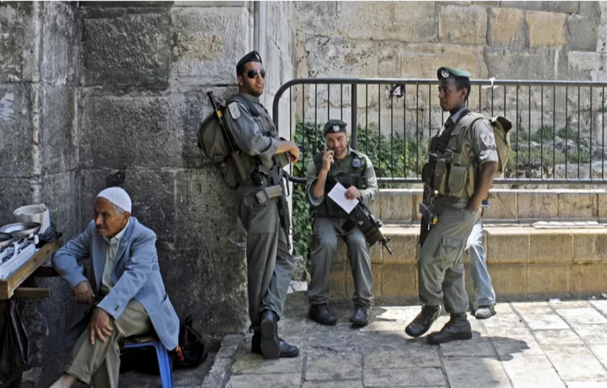 החרדי שהותקף תובע את התוקפים: בעטו, דחפו והכו אותו באגרופים