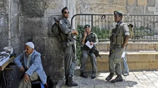החרדי שהותקף תובע את התוקפים: בעטו, דחפו והכו אותו באגרופים
