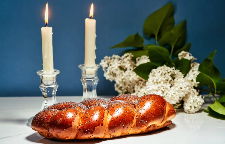 האם מותר להדליק נרות שבת לאחר כניסת שבת? האם מותר להדליק נרות שבת לאחר כניסת שבת?