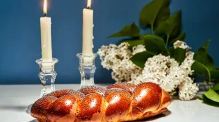 האם מותר להדליק נרות שבת לאחר זמן כניסת שבת המצוין בלוח שנה?
