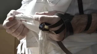 האם מותר להניח תפילין לאחר כניסת השבת?