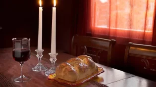 האם אפשר להדליק נרות שבת לפני זמן ההדלקה המצוין בלוח השנה?