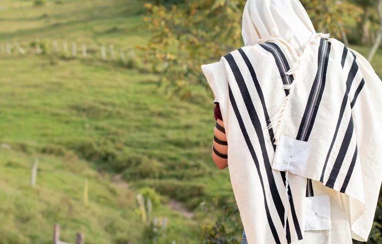 איך צריכים לעמוד בתפילת 18? איך צריכים לעמוד בתפילת 18?