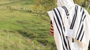 יש כללים: כך צריך לעמוד בתפילת 18