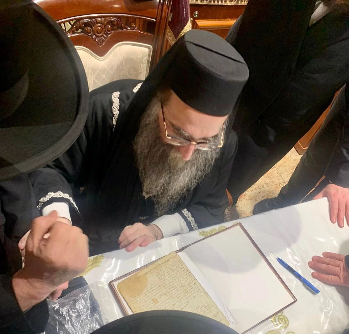 דמעות של התרגשות: רבי פינטו עם פנקס בכתב ידו של החת"ם סופר