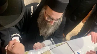 בדמעות: רבי יאשיהו יוסף פינטו עם פנקס בכתב ידו של החת"ם סופר