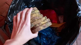 הידעתם? למה מנשקים לחם לפני שזורקים?