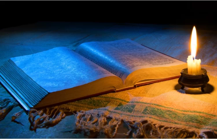 קדימה ואחורה: מדוע זעים בתפילה באי נוחות? על פי הזוהר קדימה ואחורה: מדוע זעים בתפילה באי נוחות? על פי הזוהר