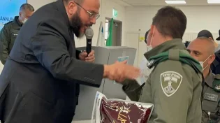 כבר 17 שנים: מעשיו של שר השמחה עמי מימון בבסיס מג"ב