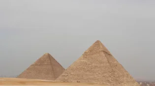 מי בנה את הפירמידות במצרים?