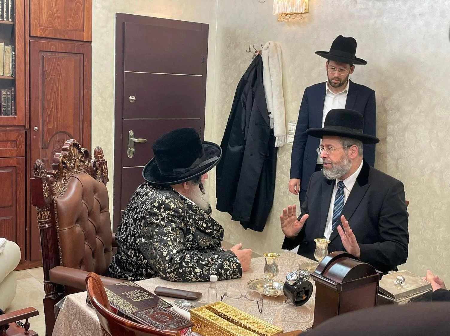 האדמו"ר מויז'ניץ לרב הראשי: "הם רוצים לפגוע בייחוס של ישראל"