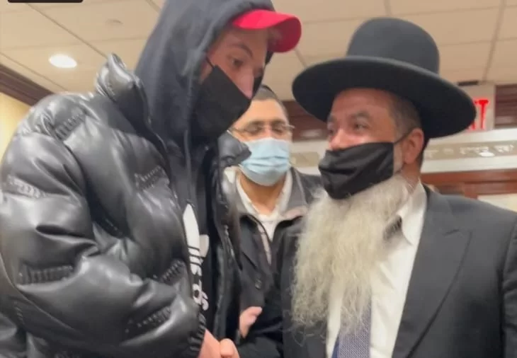קיצוני: כוכב טיקטוק שבעבר שרף תפילין, היום מודה לרב יגאל כהן