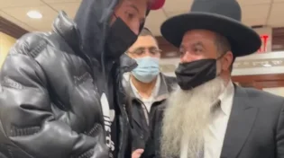 קיצוני: כוכב טיקטוק שבעבר שרף תפילין, היום מודה לרב יגאל כהן