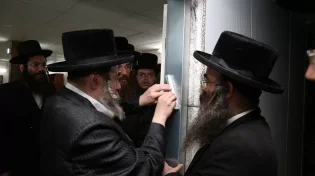 בהלת הקורונה - הרב הראשי פסק: "אין לנשק מזוזות"