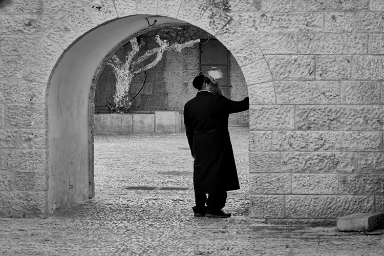 שילוח הקן: הרבנית קנייבסקי בהלוויית הרבנית אלישיב