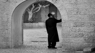 מה ראתה הרבנית קנייבסקי בהלוויית הרבנית אלישיב? "האברך נדהם"