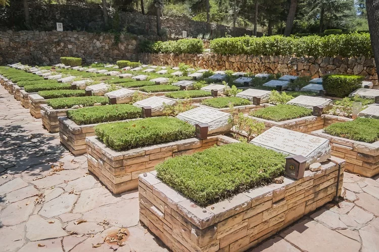 קברי הצדיקים האמיתיים: "פה קבורים אנשים שמסרו את נפשם על קידוש השם"