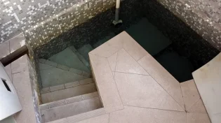 בעקבות הקורונה: הרב הזהיר: "הבאת קרח למקווה - חורבן גדול"