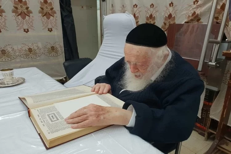 מצמרר: מדוע מרן שר התורה הגר"ח קנייבסקי פרץ בבכי על דף הגמרא? מצמרר: מדוע מרן שר התורה הגר"ח קנייבסקי פרץ בבכי על דף הגמרא?