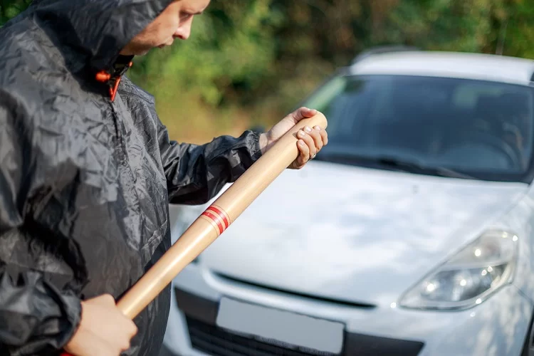 מזעזע: צעק "שבת" והנהג יצא מרכבו עם לום