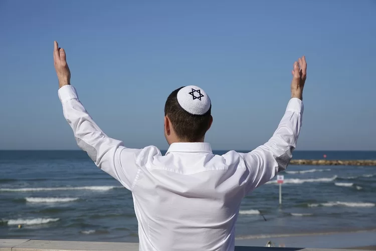 מה מברכים על הים? ברכה על הים