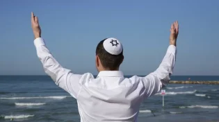 פתיחת חופי הים: מה מברכים על הים הגדול?