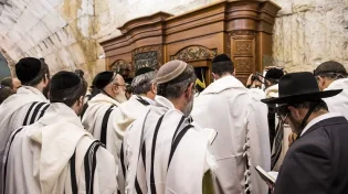לקראת חג השבועות: הממשלה התירה להגדיל את כמות המתפללים בבתי הכנסת